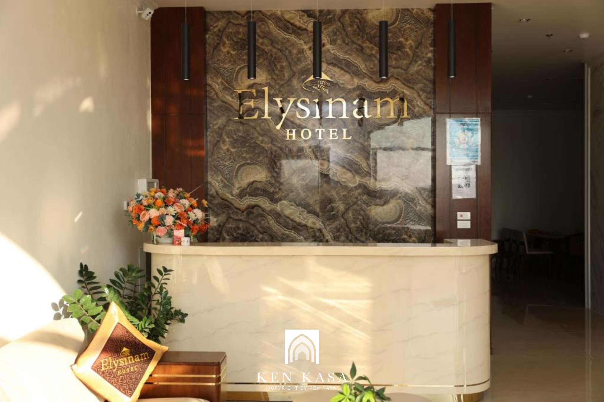 Quầy lễ tân tại sảnh chính của Elysinam Ha Long